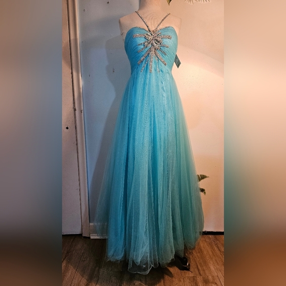 Karma Turquoise Prom Dress with Silver Accents. Size 8 - Picture 9 of 9